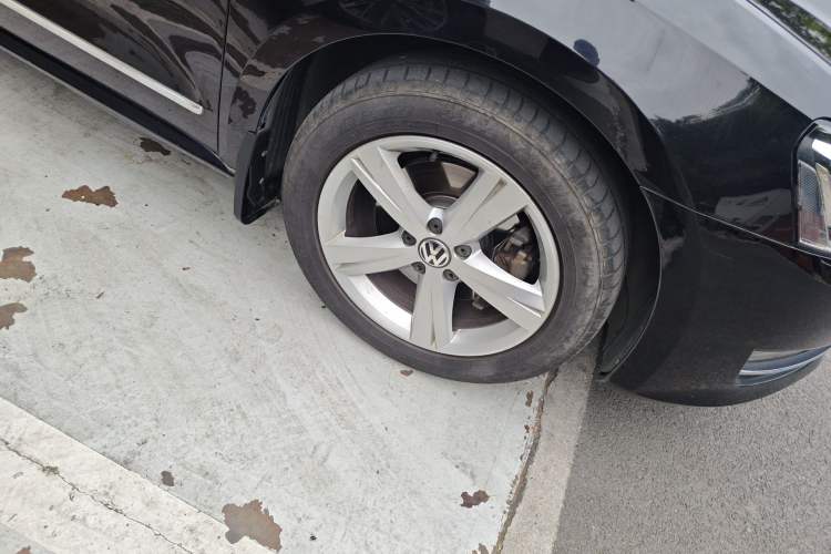 Used Volkswagen Passat 2014 1.8TSI DSG Prestige Edition Right Front Wheel Hub