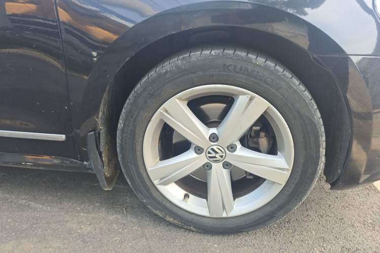 Used Volkswagen Passat 2014 1.8TSI DSG Prestige Edition Right Front Wheel Hub