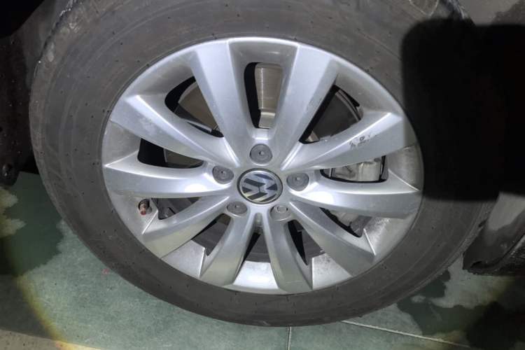 Used Volkswagen Passat 2014 1.8TSI DSG Prestige Edition Right Front Wheel Hub