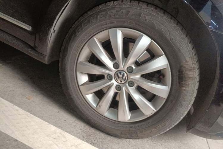 Used Volkswagen Passat 2014 1.8TSI DSG Prestige Edition Right Front Wheel Hub