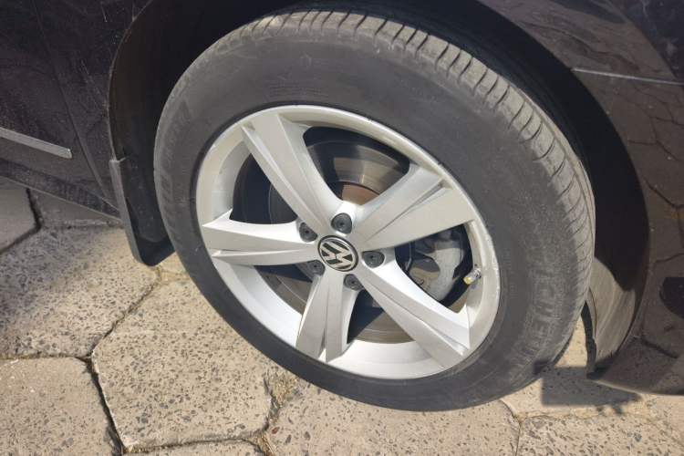 Used Volkswagen Passat 2014 1.8TSI DSG Prestige Edition Right Front Wheel Hub