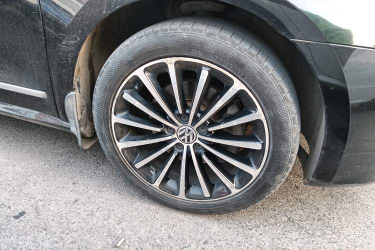 Used Volkswagen Passat 2014 1.8TSI DSG Prestige Navigation Edition Right Front Wheel Hub