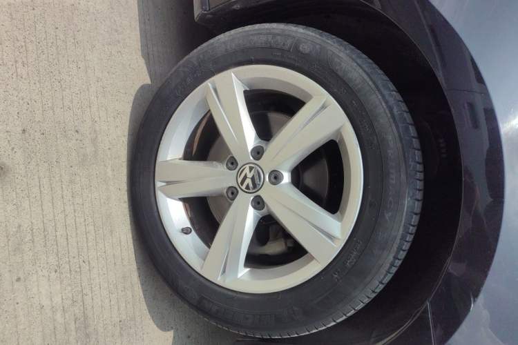 Used Volkswagen Passat 2014 1.8TSI DSG Prestige Edition Right Front Wheel Hub
