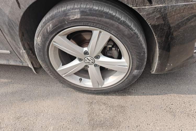 Used Volkswagen Passat 2014 1.8TSI DSG Prestige Edition Right Front Wheel Hub
