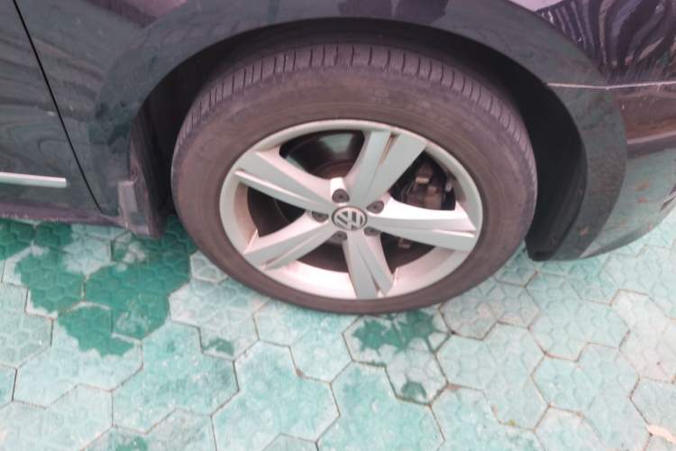 Used Volkswagen Passat 2014 1.8TSI DSG Prestige Edition Right Front Wheel Hub