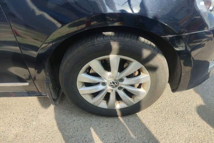 Used Volkswagen Passat 2014 1.8TSI DSG Prestige Edition Right Front Wheel Hub