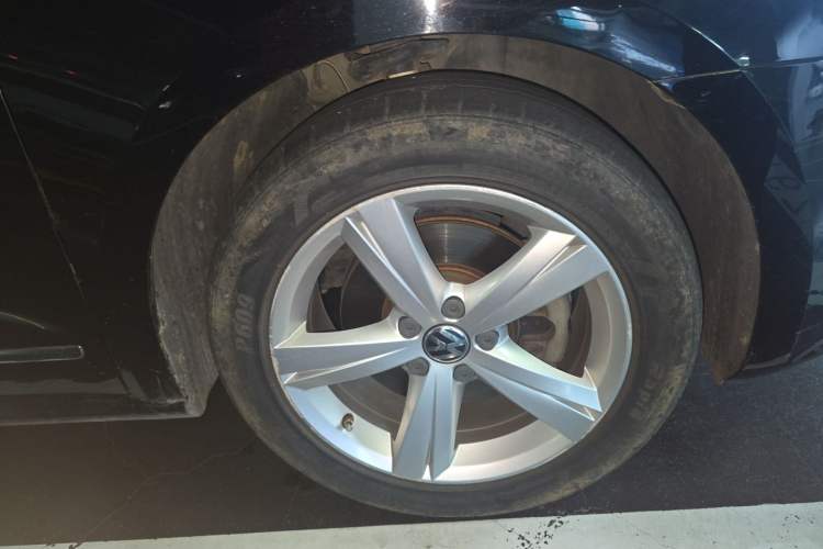 Used Volkswagen Passat 2014 1.8TSI DSG Prestige Edition Right Front Wheel Hub