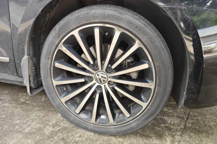 Used Volkswagen Passat 2014 1.8TSI DSG Prestige Navigation Edition Right Front Wheel Hub