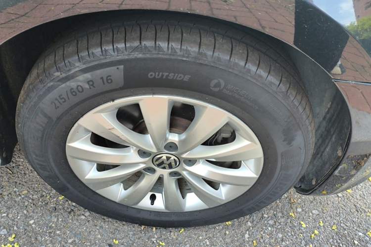 Used Volkswagen Passat 2014 1.8TSI DSG Prestige Edition Right Front Wheel Hub