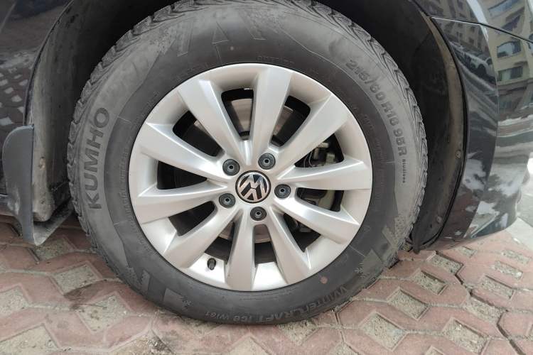 Used Volkswagen Passat 2014 1.8TSI DSG Prestige Edition Right Front Wheel Hub