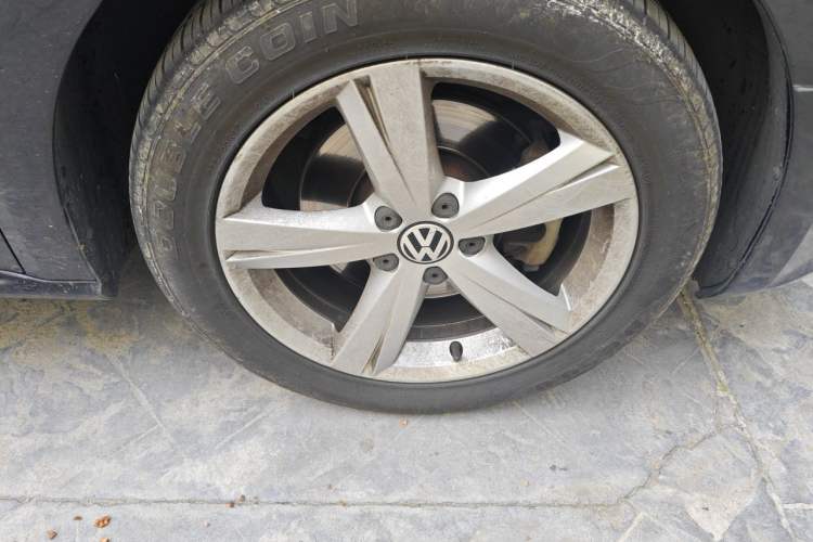 Used Volkswagen Passat 2014 1.8TSI DSG Prestige Edition Right Front Wheel Hub