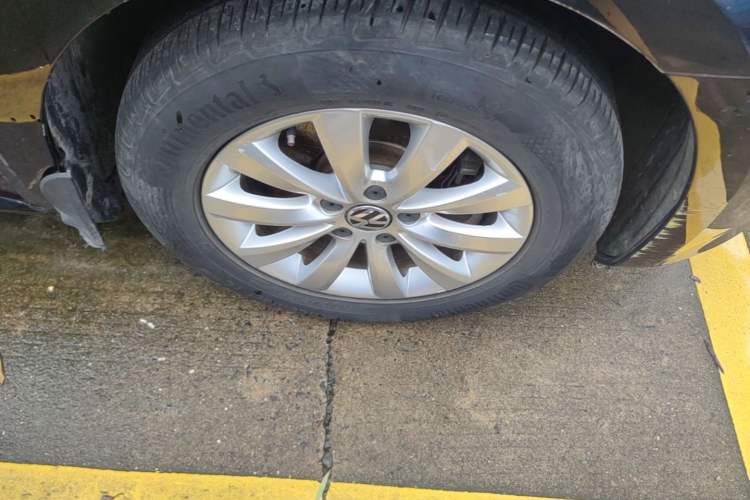 Used Volkswagen Passat 2014 1.8TSI DSG Prestige Edition Right Front Wheel Hub
