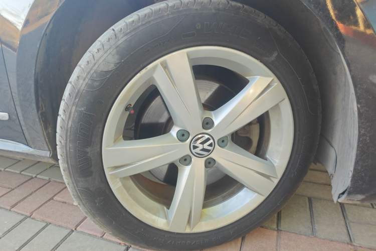 Used Volkswagen Passat 2014 1.8TSI DSG Prestige Edition Right Front Wheel Hub