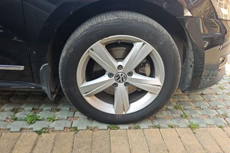 Used Volkswagen Passat 2014 1.8TSI DSG Prestige Edition Right Front Wheel Hub