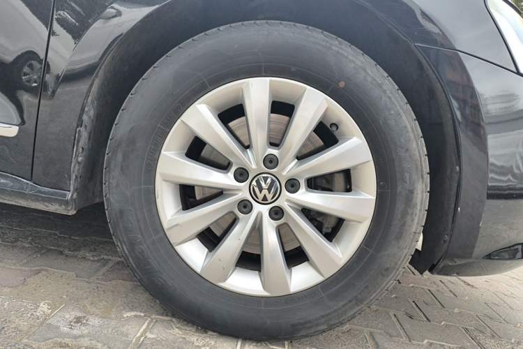 Used Volkswagen Passat 2014 1.8TSI DSG Prestige Edition Right Front Wheel Hub