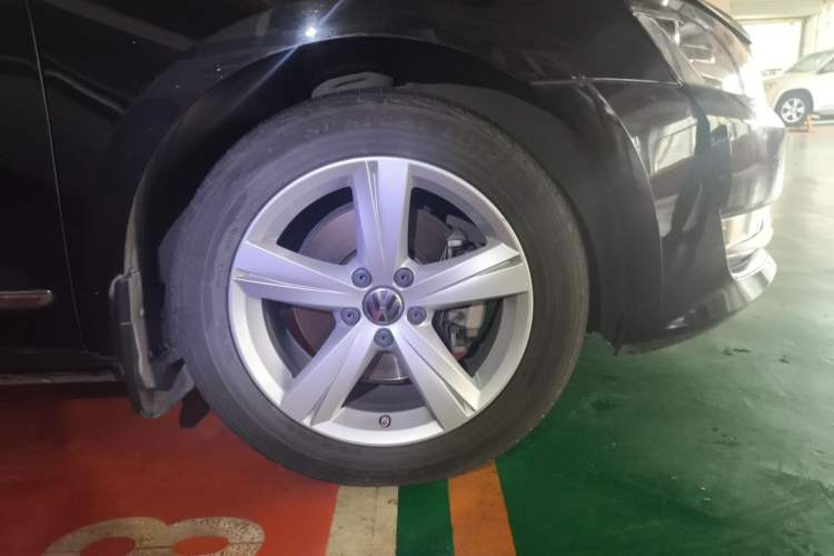 Used Volkswagen Passat 2014 1.8TSI DSG Prestige Edition Right Front Wheel Hub