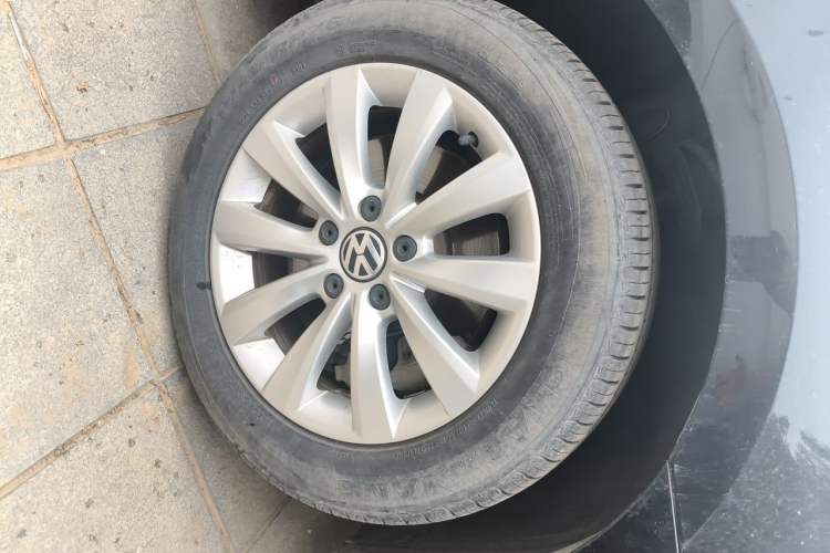 Used Volkswagen Passat 2014 1.8TSI DSG Prestige Edition Right Front Wheel Hub