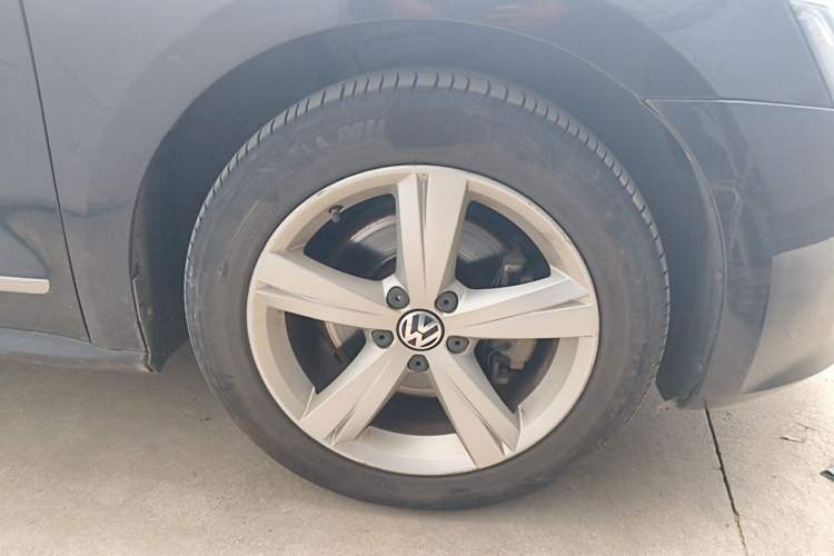 Used Volkswagen Passat 2014 1.8TSI DSG Prestige Edition Right Front Wheel Hub