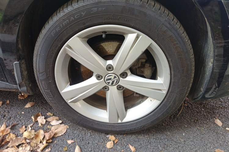 Used Volkswagen Passat 2014 1.8TSI DSG Prestige Edition Right Front Wheel Hub