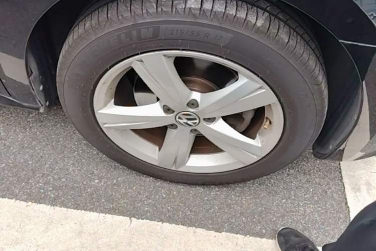 Used Volkswagen Passat 2014 1.8TSI DSG Prestige Edition Right Front Wheel Hub