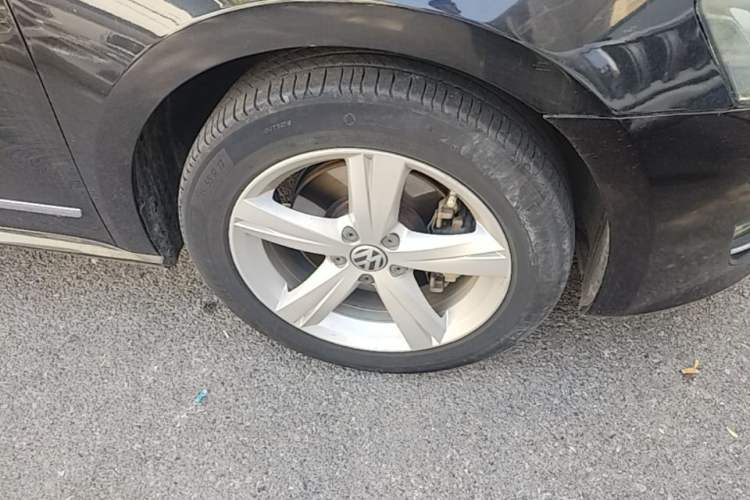 Used Volkswagen Passat 2014 1.8TSI DSG Prestige Edition Right Front Wheel Hub