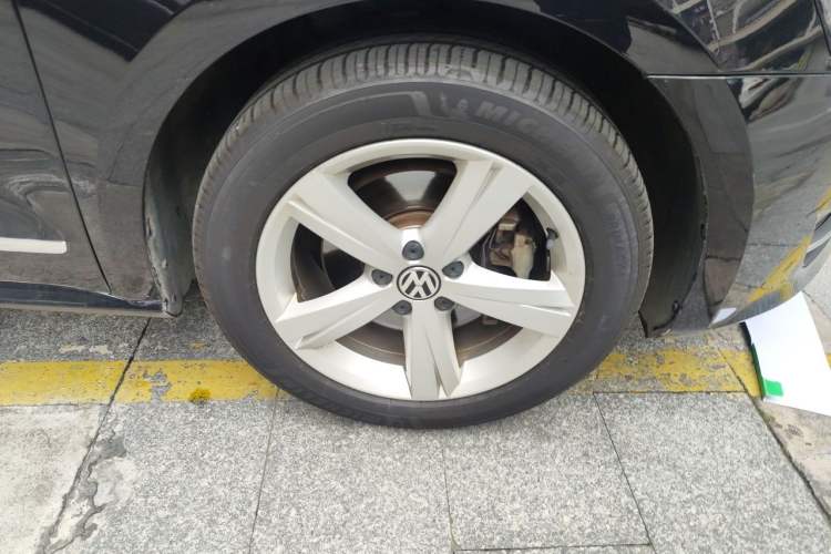 Used Volkswagen Passat 2014 1.8TSI DSG Prestige Edition Right Front Wheel Hub
