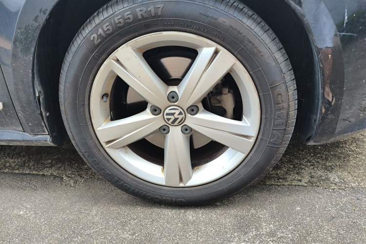 Used Volkswagen Passat 2014 1.8TSI DSG Prestige Edition Right Front Wheel Hub