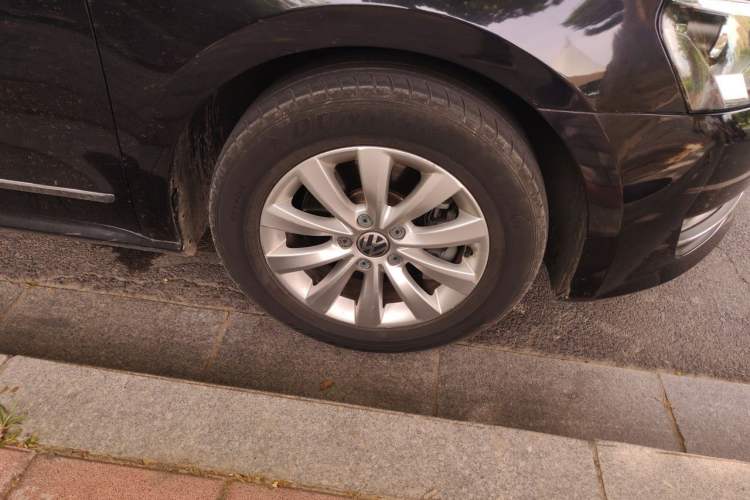 Used Volkswagen Passat 2014 1.8TSI DSG Luxury Edition Right Front Wheel Hub