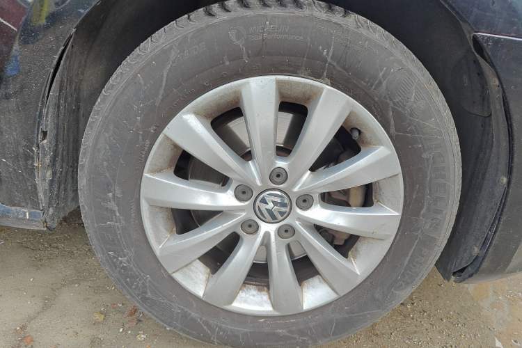 Used Volkswagen Passat 2014 1.4TSI Manual Prestige Edition Right Front Wheel Hub
