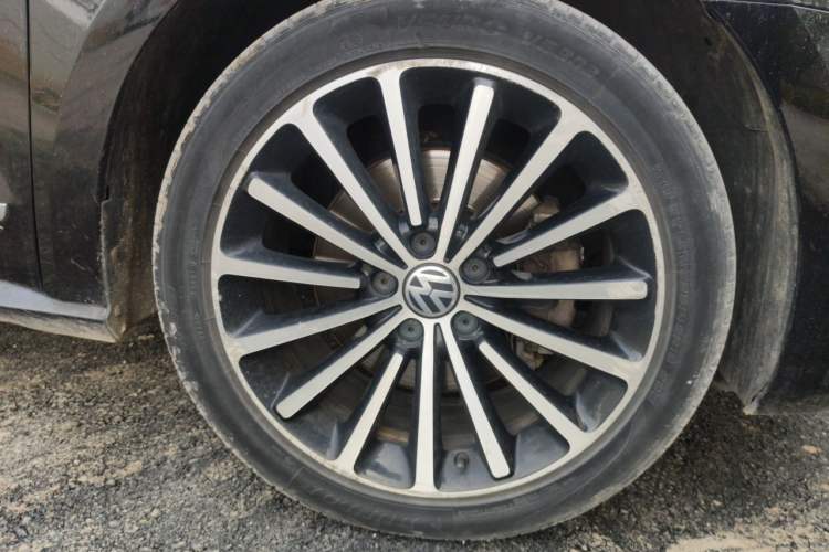 Used Volkswagen Passat 2014 1.8TSI DSG Prestige Navigation Edition Right Front Wheel Hub