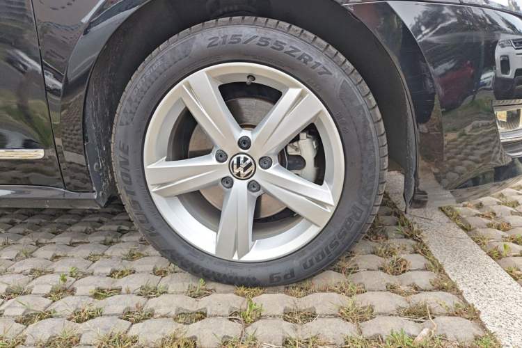 Used Volkswagen Passat 2014 1.8TSI DSG Prestige Edition Right Front Wheel Hub