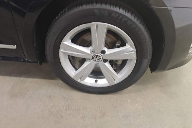 Used Volkswagen Passat 2014 1.8TSI DSG Prestige Edition Right Front Wheel Hub