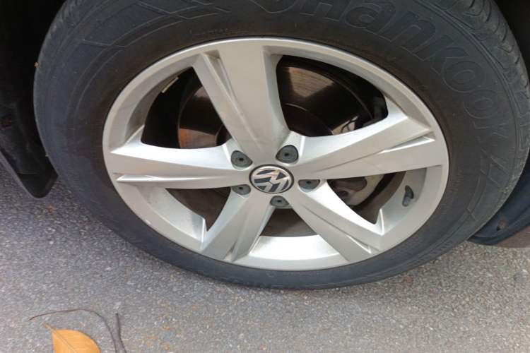 Used Volkswagen Passat 2014 1.8TSI DSG Prestige Edition Right Front Wheel Hub