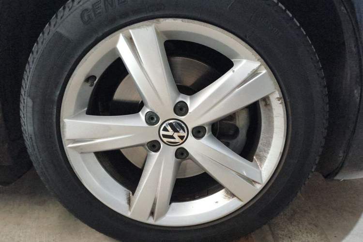 Used Volkswagen Passat 2014 1.8TSI DSG Prestige Edition Right Front Wheel Hub