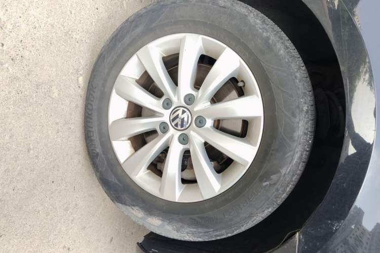 Used Volkswagen Passat 2014 1.8TSI DSG Prestige Edition Right Front Wheel Hub