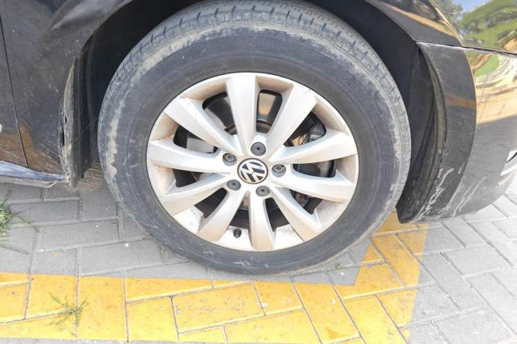 Used Volkswagen Passat 2014 1.8TSI Automatic Prestige Edition Right Front Wheel Hub