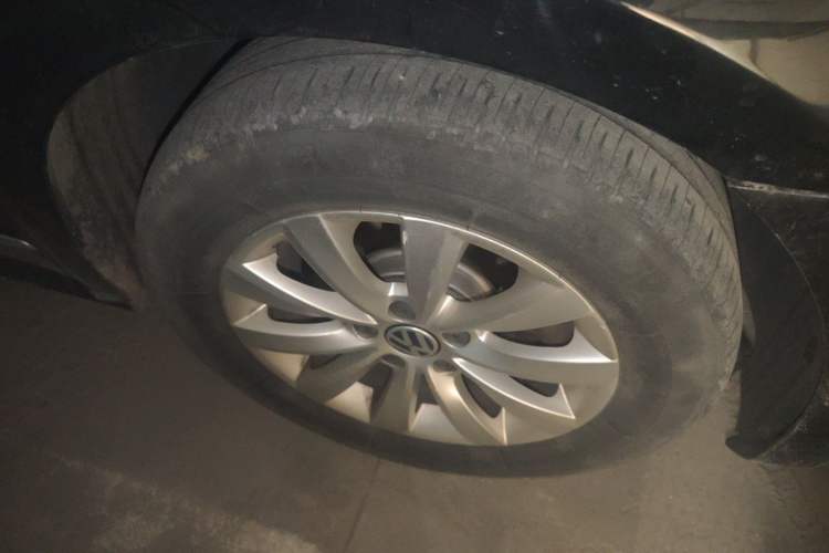 Used Volkswagen Passat 2014 1.8TSI DSG Prestige Edition Right Front Wheel Hub