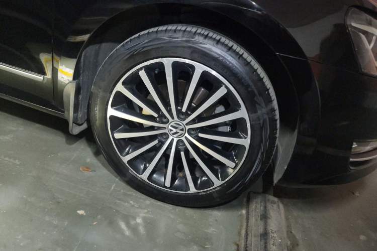 Used Volkswagen Passat 2014 1.8TSI DSG 30th Anniversary Edition Right Front Wheel Hub