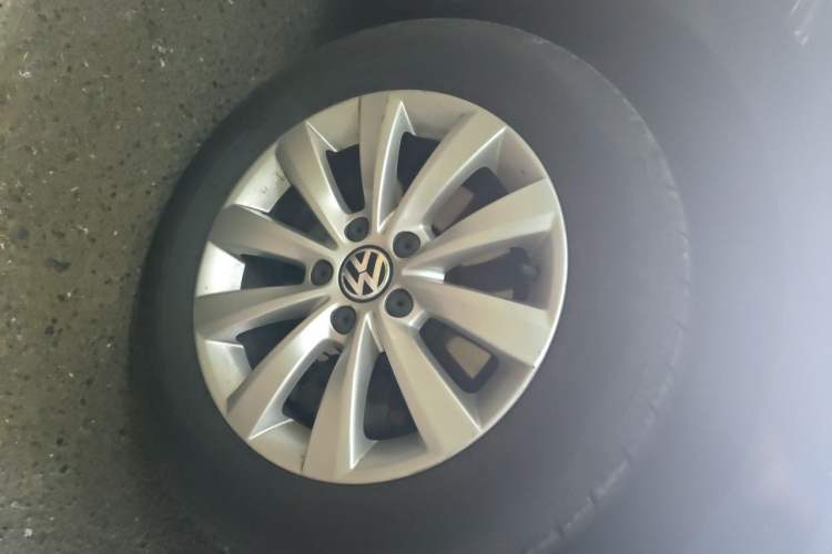 Used Volkswagen Passat 2014 1.8TSI DSG Prestige Edition Right Front Wheel Hub