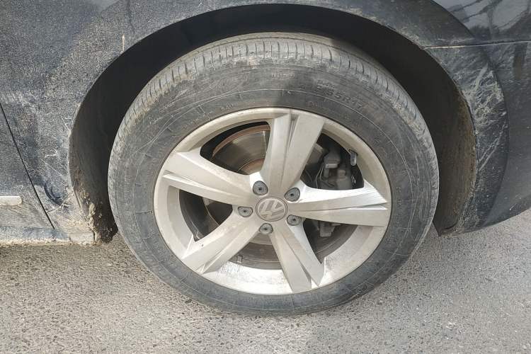 Used Volkswagen Passat 2014 1.8TSI DSG Prestige Edition Right Front Wheel Hub
