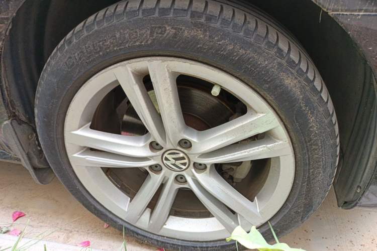 Used Volkswagen Passat 2014 1.8TSI DSG Prestige Navigation Edition Right Front Wheel Hub