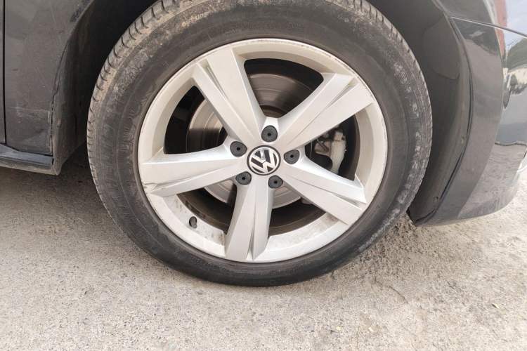 Used Volkswagen Passat 2014 1.8TSI DSG Prestige Edition Right Front Wheel Hub