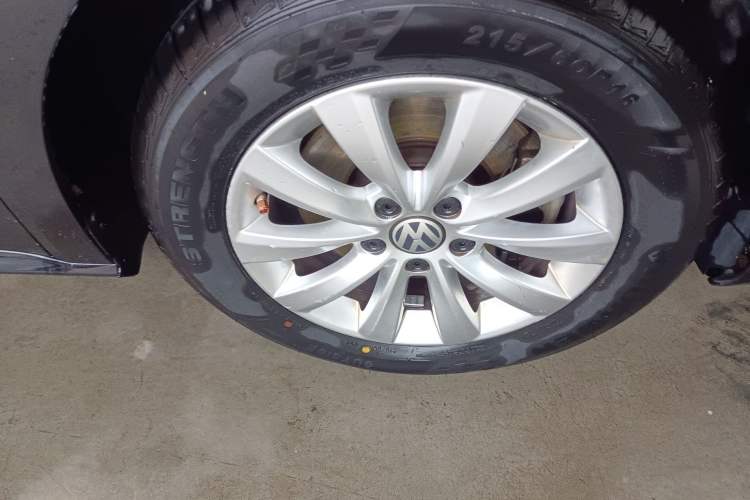 Used Volkswagen Passat 2014 1.4TSI DSG Prestige Edition Right Front Wheel Hub