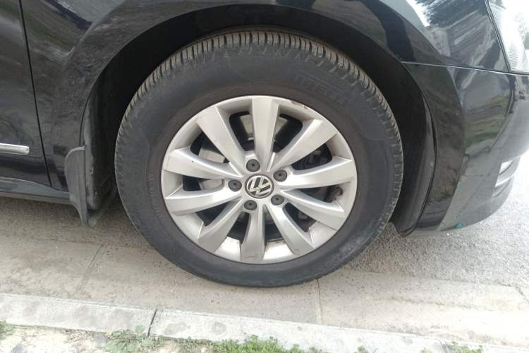 Used Volkswagen Passat 2014 1.8TSI DSG Prestige Edition Right Front Wheel Hub