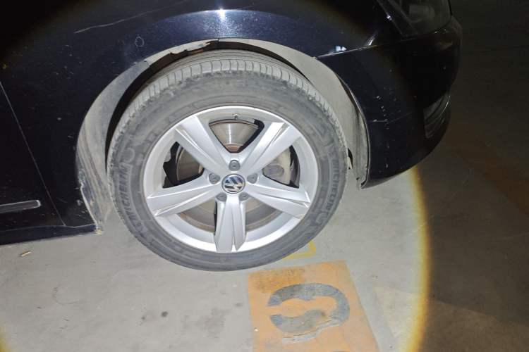 Used Volkswagen Passat 2014 1.8TSI DSG Prestige Edition Right Front Wheel Hub