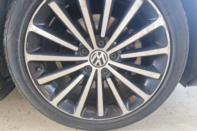 Used Volkswagen Passat 2014 1.8TSI DSG Prestige Navigation Edition Right Front Wheel Hub