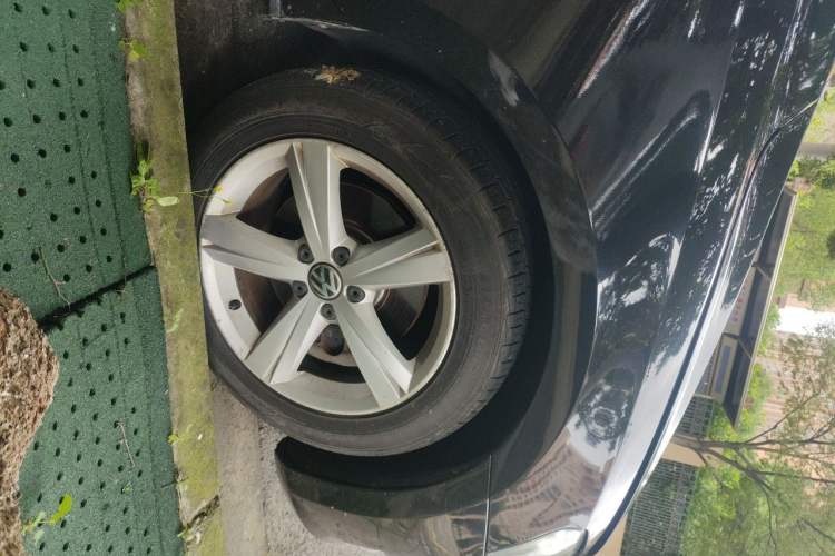 Used Volkswagen Passat 2014 1.8TSI DSG Prestige Edition Right Front Wheel Hub