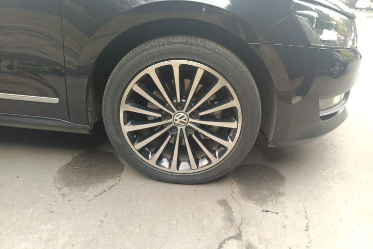 Used Volkswagen Passat 2014 1.8TSI DSG Prestige Navigation Edition Right Front Wheel Hub