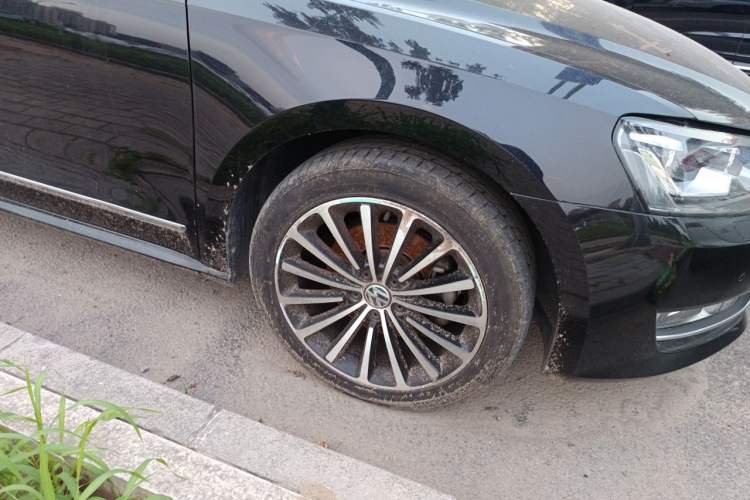 Used Volkswagen Passat 2014 1.8TSI DSG Prestige Navigation Edition Right Front Wheel Hub