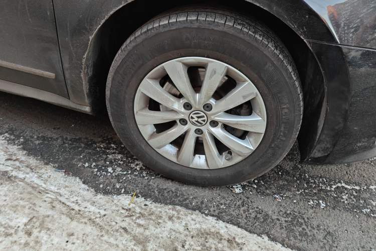 Used Volkswagen Passat 2014 1.8TSI DSG Prestige Navigation Edition Right Front Wheel Hub